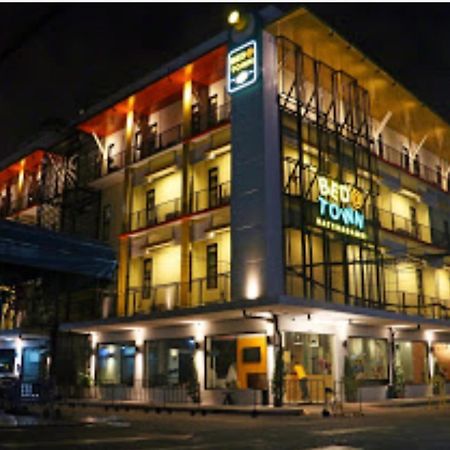 Bed@Town Hostel Bangkok Luaran gambar